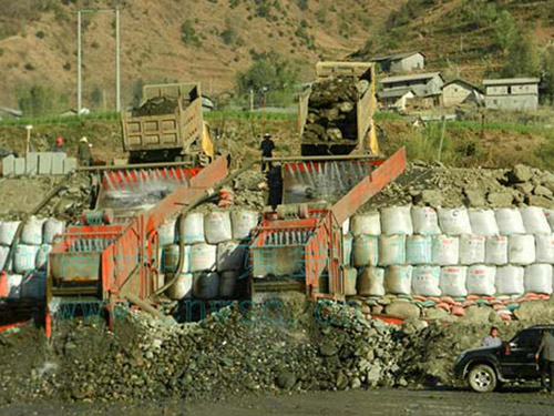 振動選金溜槽工作現場 振動選金溜槽工作現場