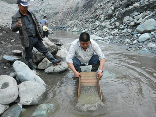 金盆淘洗砂金 金盆淘洗砂金