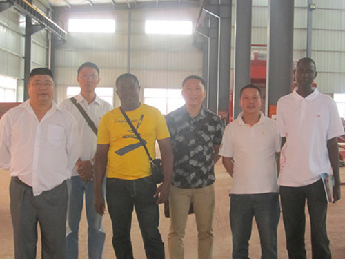 非洲-加納客戶與我廠領(lǐng)導(dǎo) 非洲-加納客戶與我廠領(lǐng)導(dǎo)