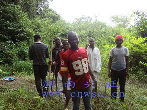 與非洲工人在礦區(qū) 與非洲工人在礦區(qū)