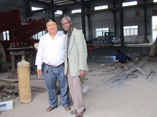 老總與加納客戶在車間 老總與加納客戶在車間