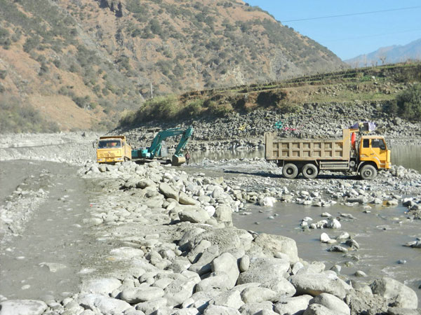 7-振動選金溜槽工作現場 7-振動選金溜槽工作現場